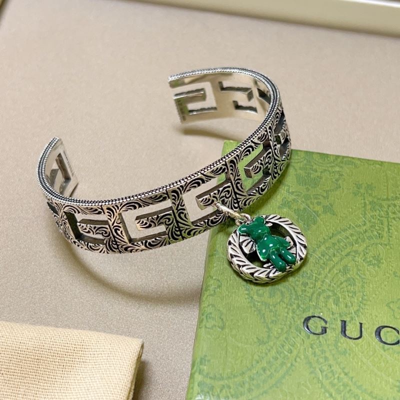 G*u*i bracelets